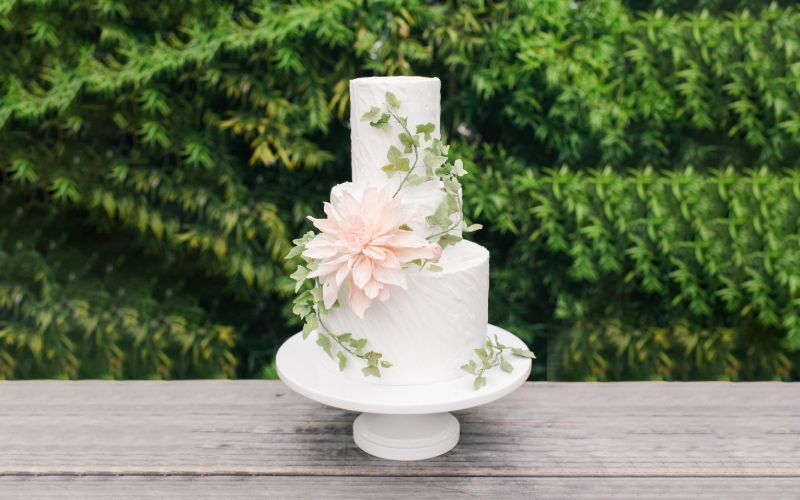 Add a little more sweetness to your wedding cake with sugar flowers