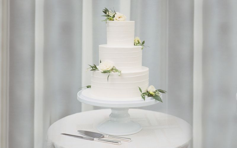 Decorate your wedding cake with natural flowers