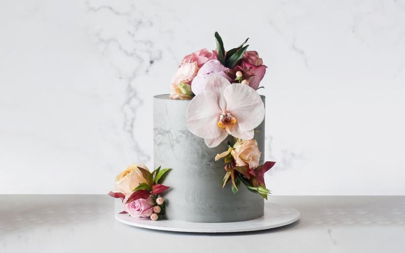 Incorporate artificial flowers into your wedding cake