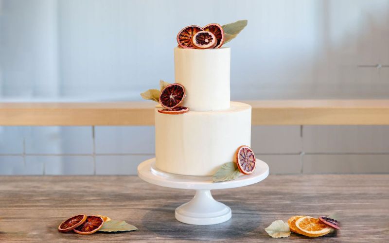 Make your wedding cake a little jazzy with seasonal flowers and fruits